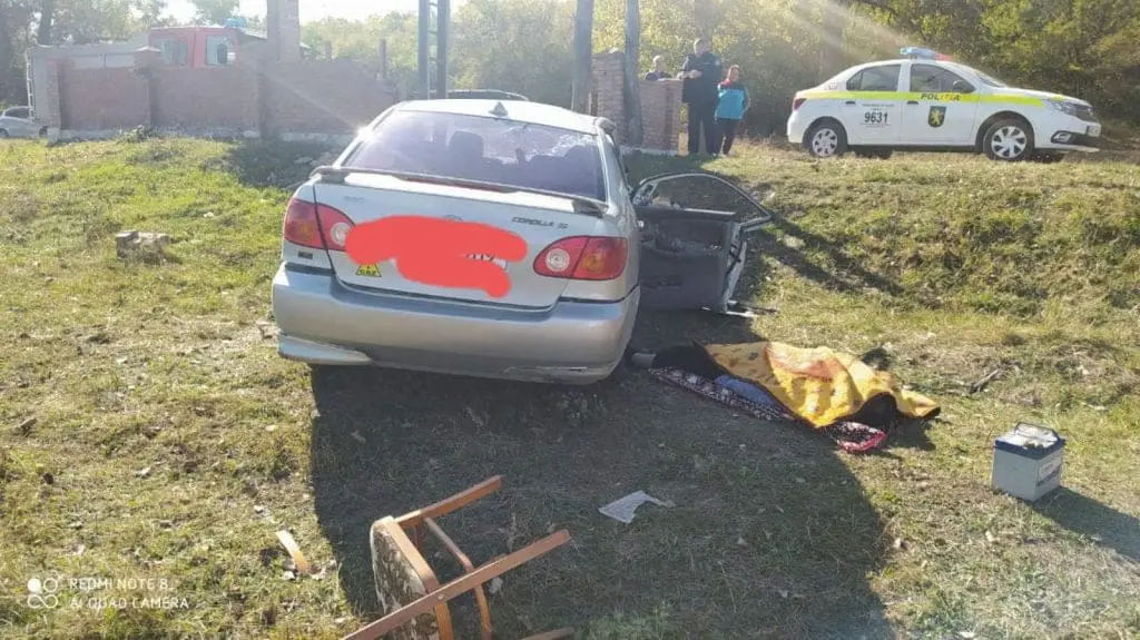 Разбитый автомобиль сзади