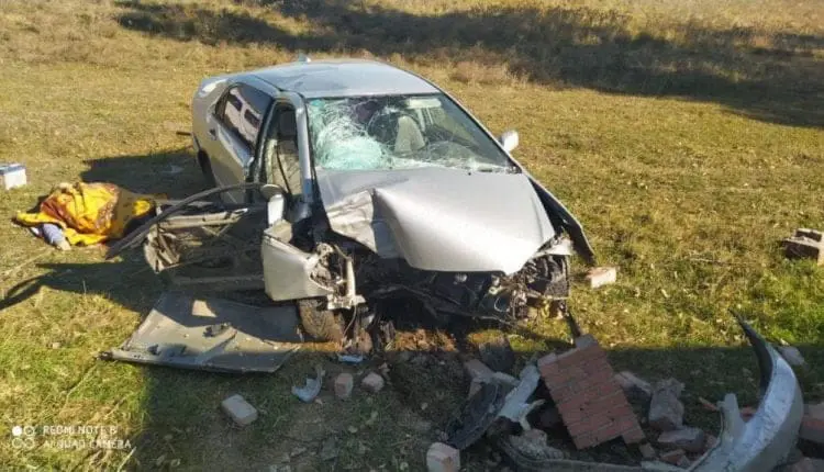 Разбитый перед автомобиля