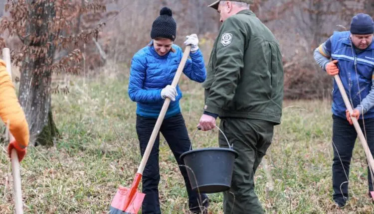 președintele a plantat puieți cu tineri