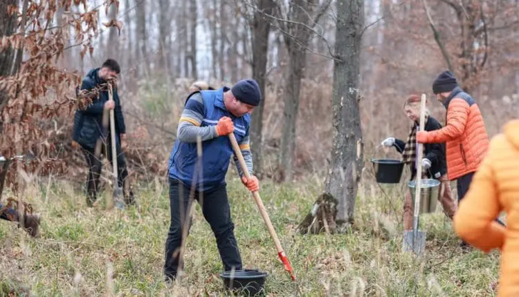 președintele a plantat puieți cu tineri