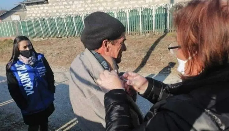 мужчину вакцинируют на улице