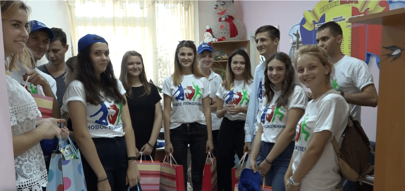 молодежь подарила праздник детям