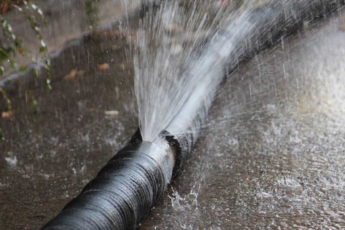 как устранить порыв трубы водопровода