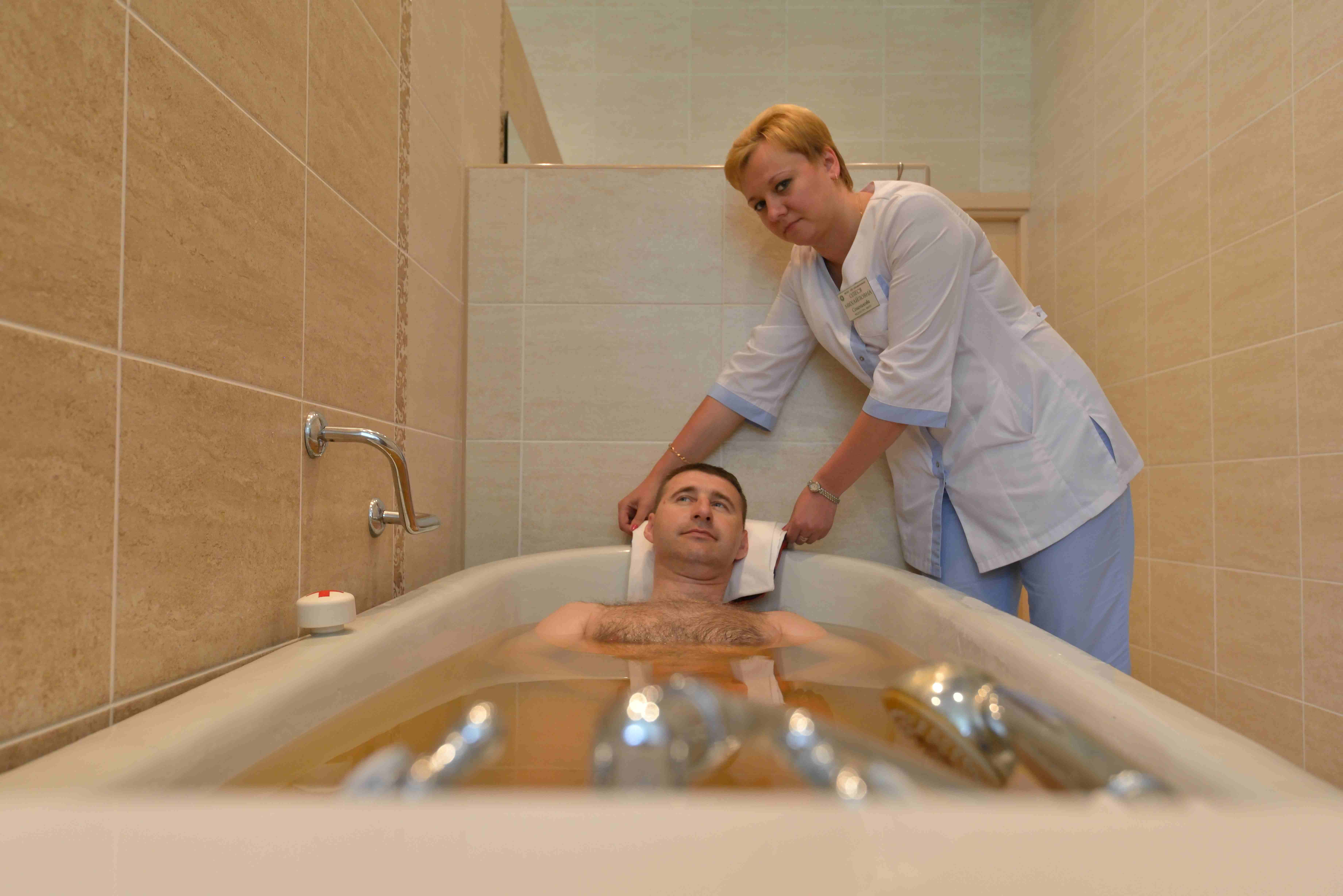 Радоновые ванны это. Радонотерапия Радон. Радоновые ванны в санатории зори Ставрополья. Санаторий с радоновыми ваннами в Подмосковье. Общие лечебные ванны.