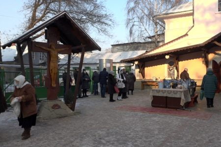 Bălțenii au venit la biserică după apă sfințită