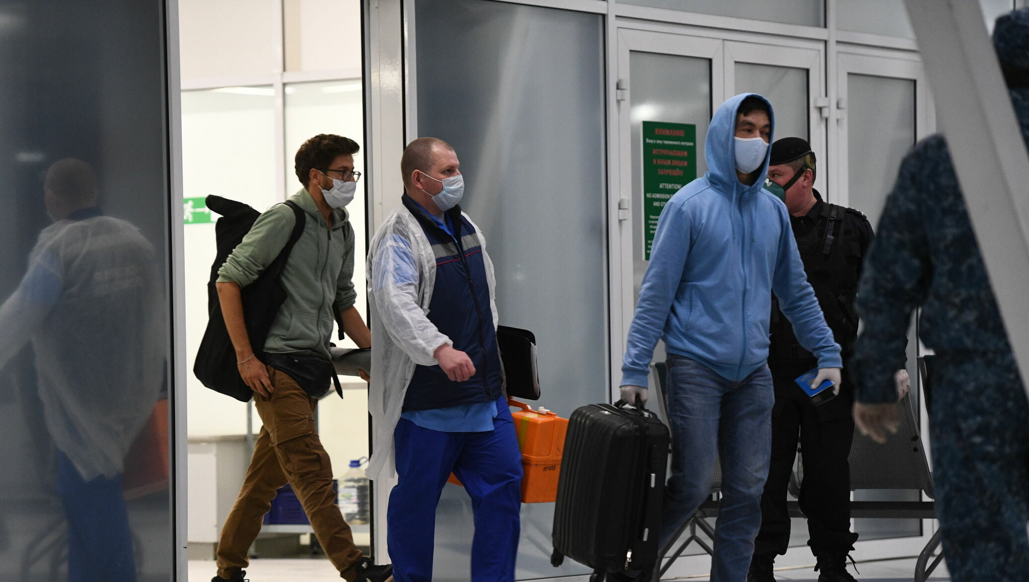 Уезжают ли таджики из россии после теракта. Мигранты в аэропорту. Таджики в аэропорту. Россияне в аэропорту. Иностранцы в аэропорту.