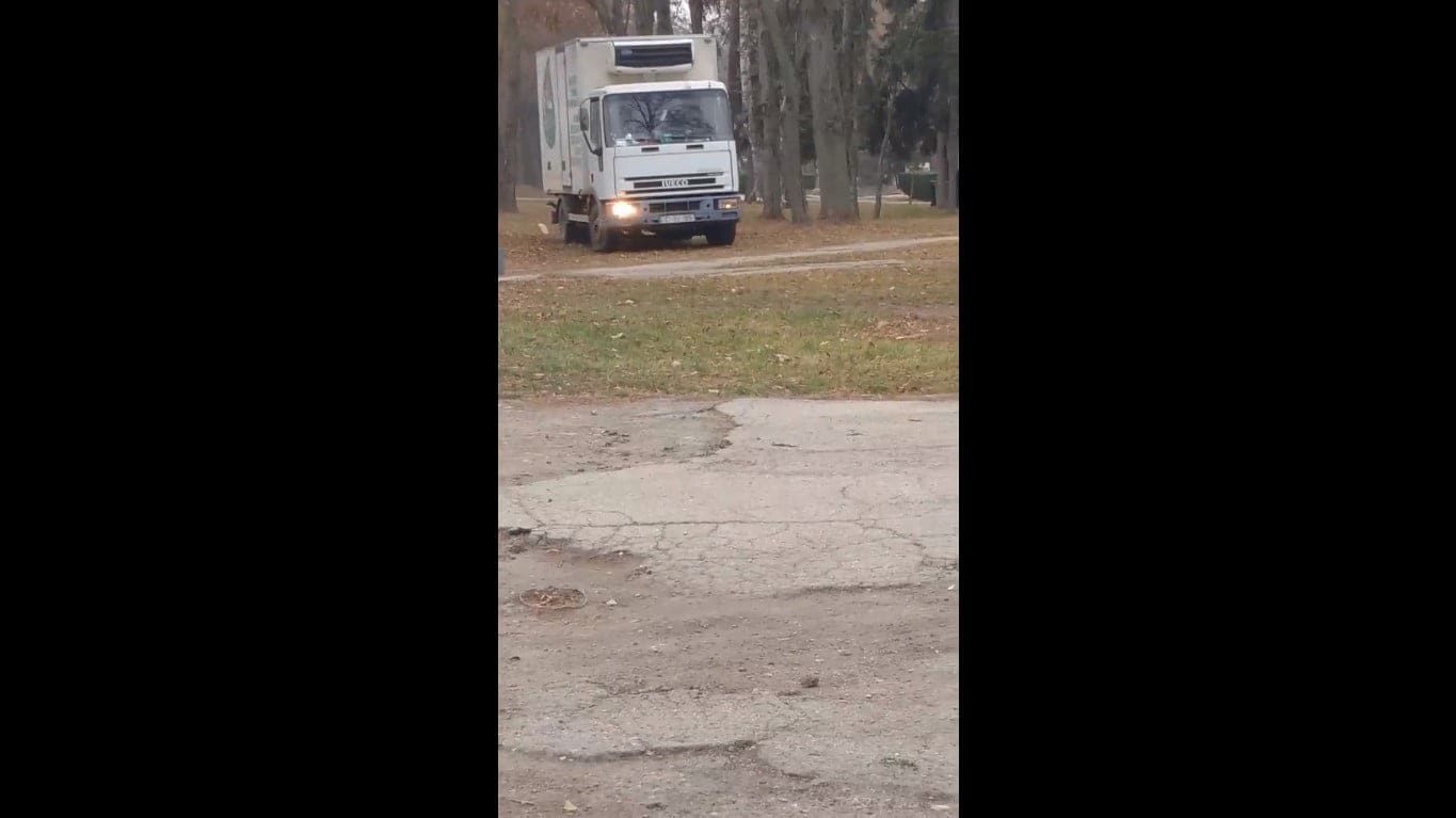 проезжает в парке