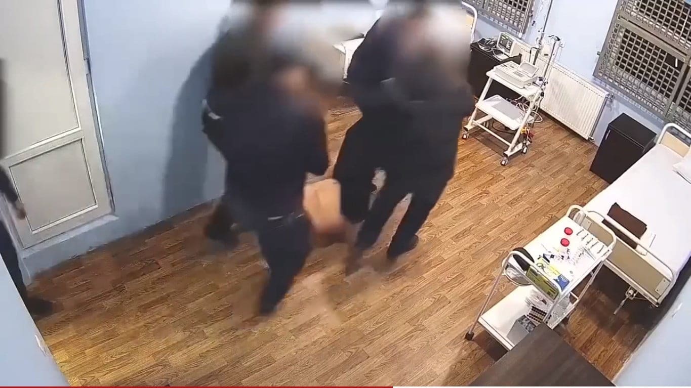 Саакашвили несут в больницу