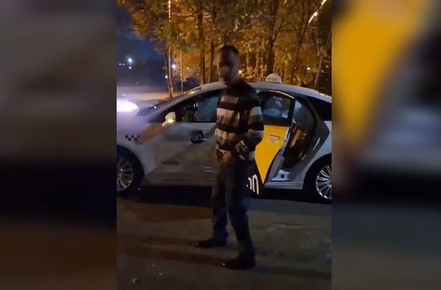 таксист рядом с машиной