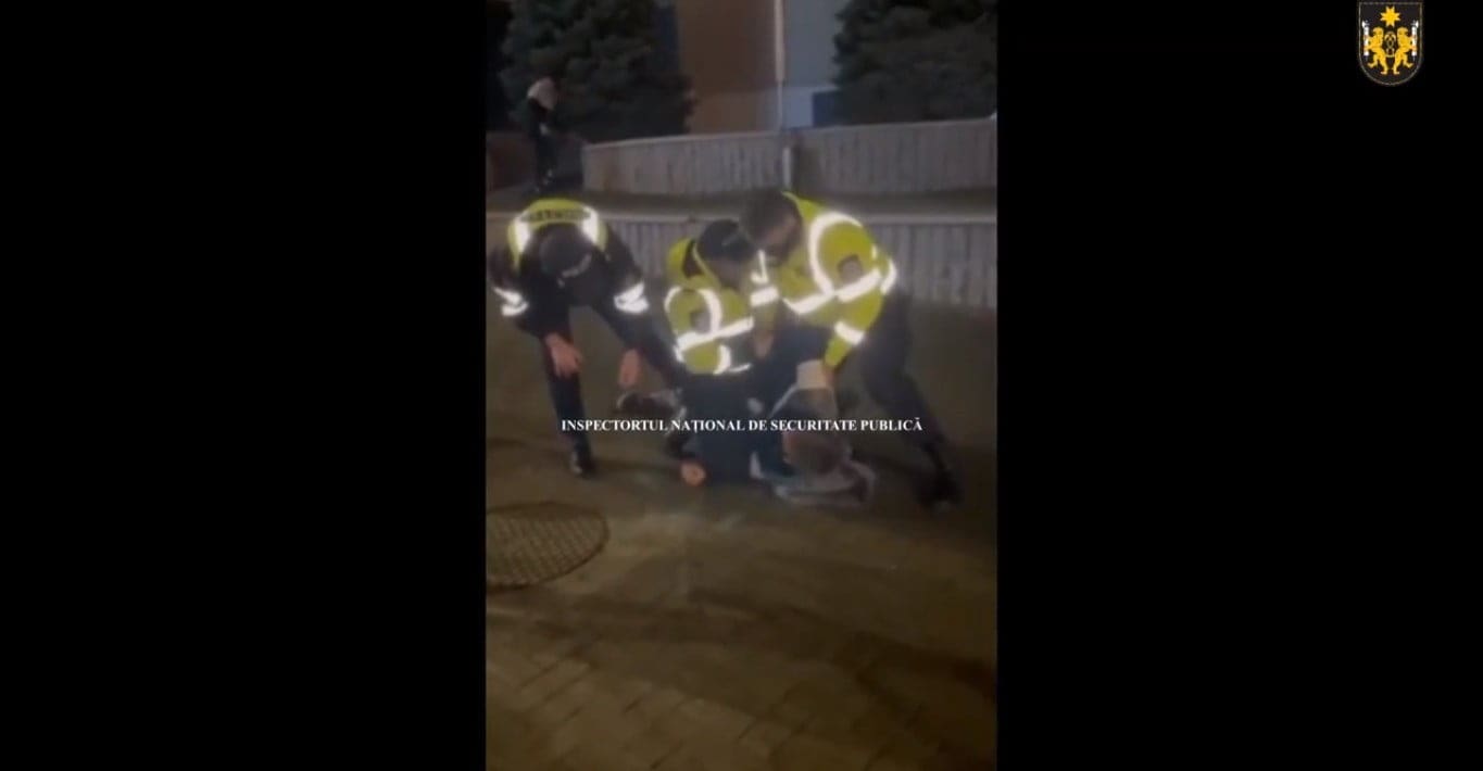 человек набросился на полицейских