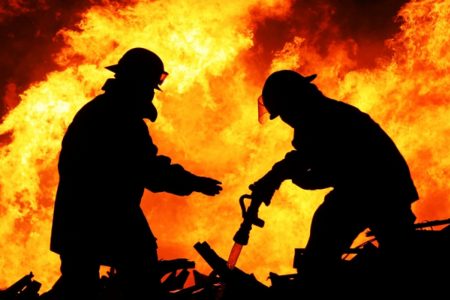 Incendiul la Glodeni: O casă bătrânească din localitatea Viișoara a fost cuprinsă de flăcări