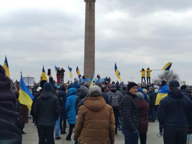 militarii ruși trag în manifestanții pașnici